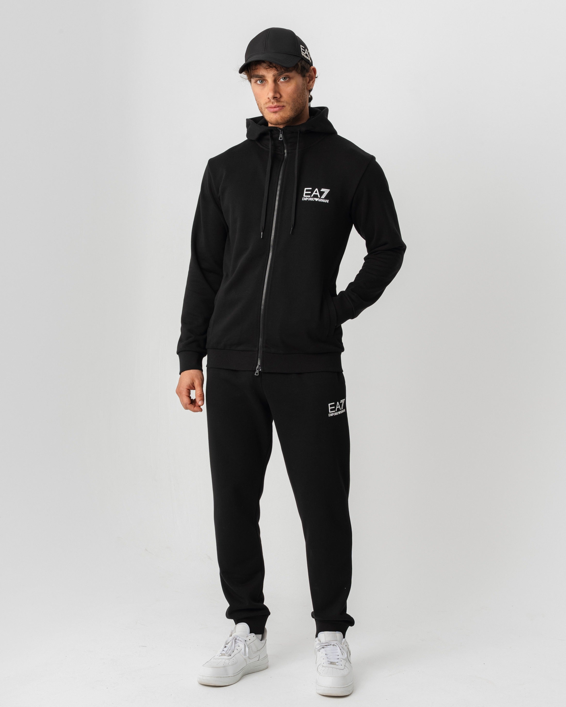 EA7 Emporio Armani crni komplet – ceo outfit na modelu
