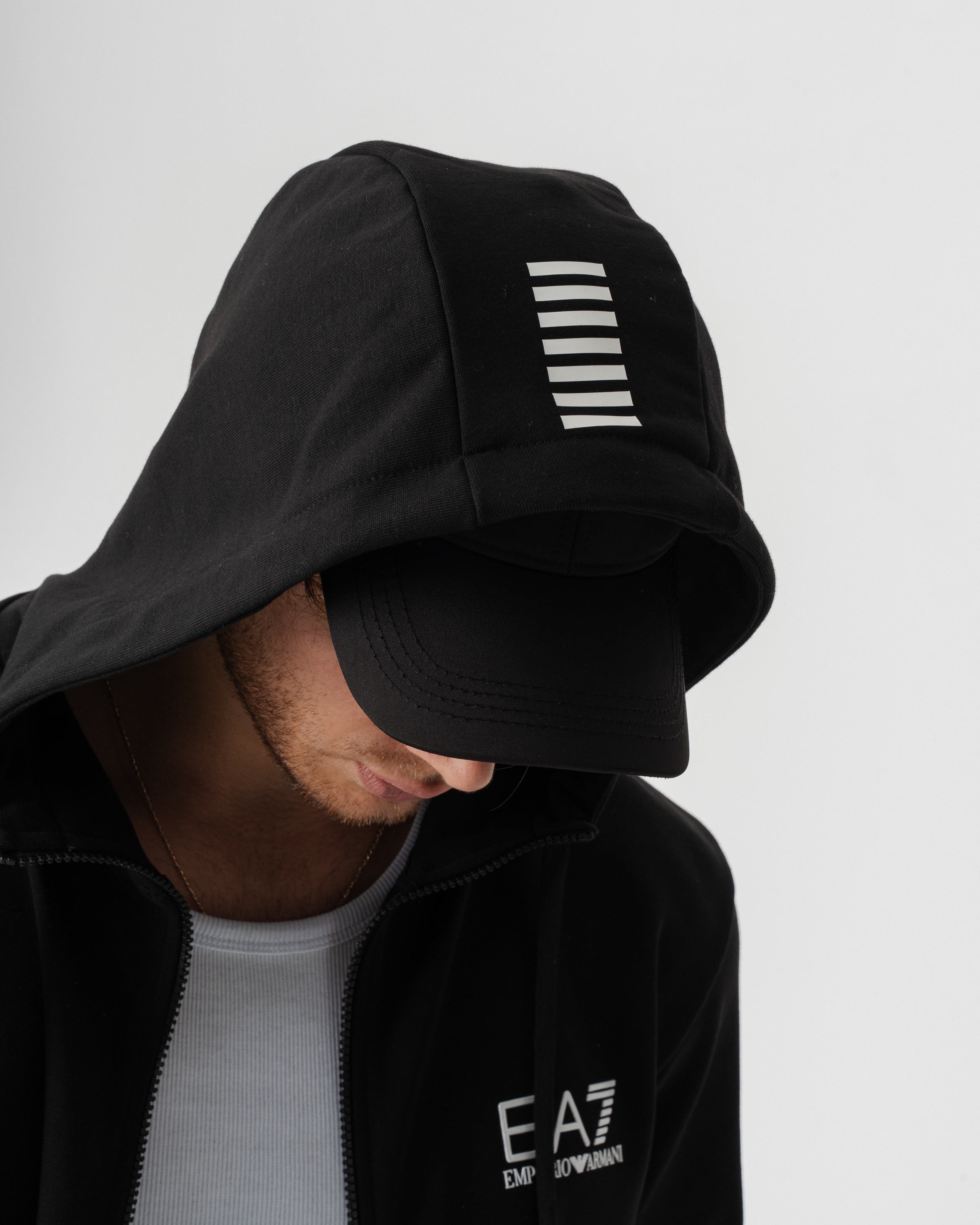 EA7 Emporio Armani kapuljača sa logo detaljem – krupni plan