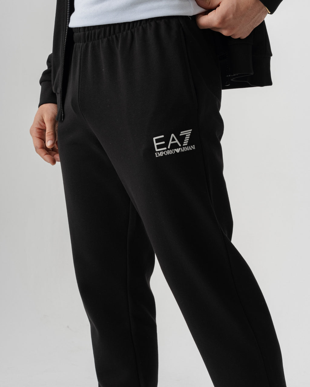 EA7 Emporio Armani donji deo trenerke sa logom – detalj